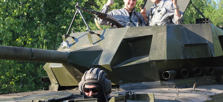 Обложка: Катание на бронетехнике со стрельбой на полигоне «Передовая» в селе Макарово