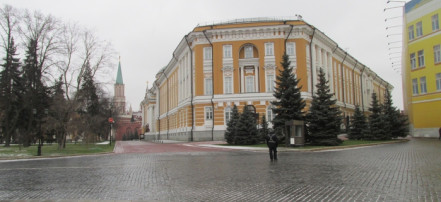 Обложка: Сенатская площадь Московского Кремля