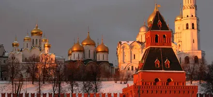 Обложка: Школьная экскурсия по территории Кремля в Москве