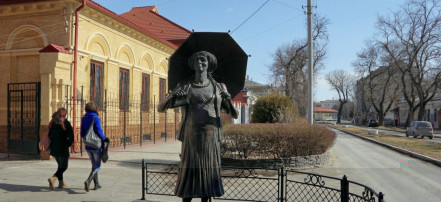 Обложка: Памятник Фаине Раневской