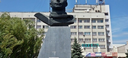 Обложка: Памятник Ю. А. Гагарину