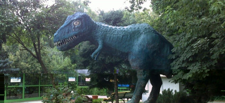 Обложка: Скульптура «Динозавр»