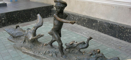 Обложка: Скульптурная композиция «Нахаленок с гусями»