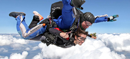 Обложка: Прыжки с парашютом вместе с инструктором во Владимире
