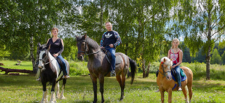 Обложка: Экскурсия «Семейный уикенд» по конному клубу в Саратове с катанием на лошадях