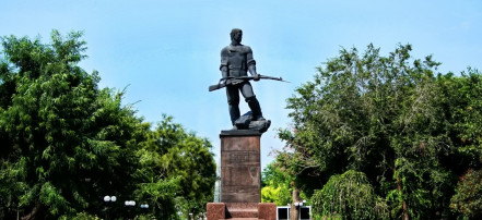 Обложка: Памятник рабочего с винтовкой