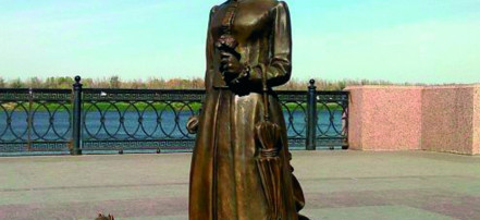 Обложка: Скульптура «Дама с собачкой»