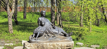 Обложка: Памятник «Юный Пушкин и его няня» в Большом Болдине