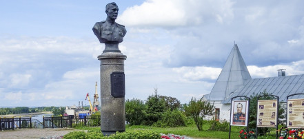Обложка: Памятник дважды Герою Советского Союза А.В. Ворожейкину