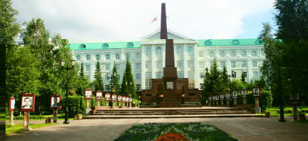 Обложка: Аллея Почетных граждан Ханты-Мансийского автономного округа