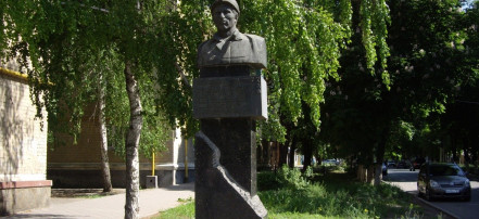 Обложка: Бюст дважды героя Социалистического Труда М.П. Чиха
