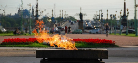 Обложка: Вечный огонь на Марсовом поле