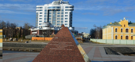Обложка: Гранитная пирамида на Онежской набережной