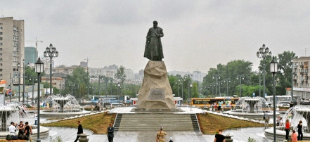 Обложка: Памятник Е.П. Хабарову