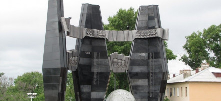 Обложка: Памятник-мемориал «Черный тюльпан» на площади Славы