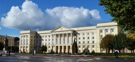 Обложка: Здание Администрации Смоленской области