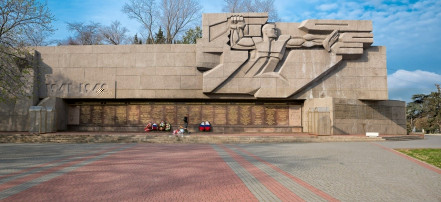 Обложка: Мемориал героев обороны Севастополя 1941–1942 годов