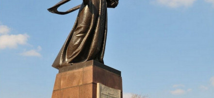 Обложка: Монумент «Мать Россия»