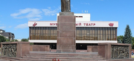 Обложка: Монумент «Навеки с Россией»