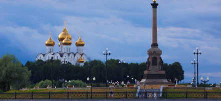 Обложка: Памятник 1000-летия Ярославля