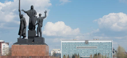 Обложка: Памятник «Единство фронта и тыла»