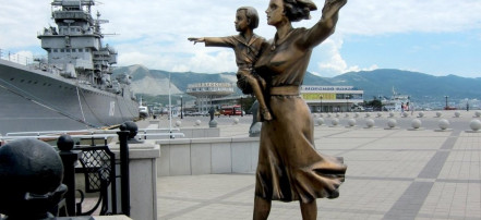 Обложка: Памятник «Жене моряка»