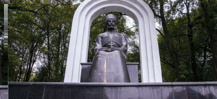 Обложка: Памятник Аксо Колиеву
