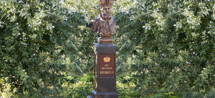 Обложка: Памятник Александру III
