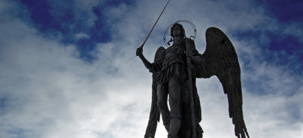 Обложка: Памятник Архангелу Михаилу