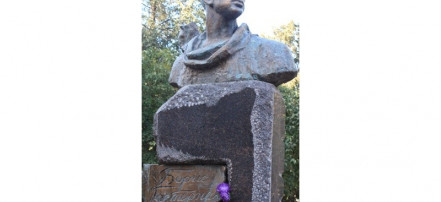 Обложка: Памятник Борису Пастернаку