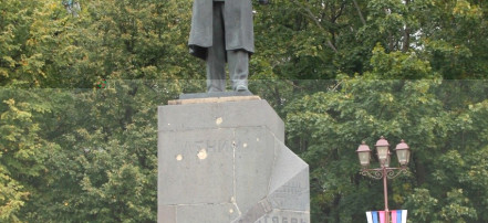 Обложка: Памятник В. И. Ленину в Великом Новгороде