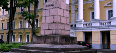 Обложка: Памятник В. И. Ленину у Дома Советов