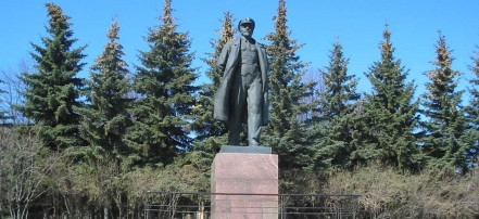 Обложка: Памятник В.И. Ленину на Площади Республики