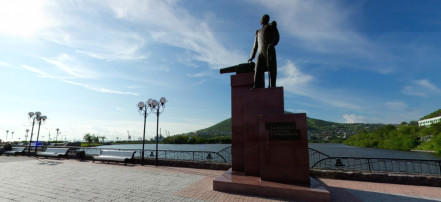 Обложка: Памятник Василию Завойко