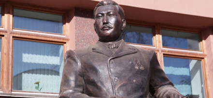 Обложка: Памятник Василию Никифорову-Кулумнууру