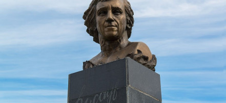 Обложка: Памятник Владимиру Высоцкому