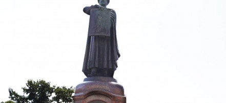 Обложка: Памятник Владимиру Мономаху в Смоленске