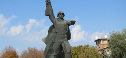 Обложка: Памятник Воину-освободителю в городе Шахты