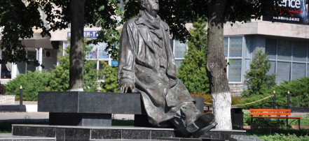 Обложка: Памятник Г.В. Свиридову