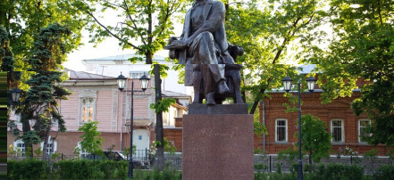 Обложка: Памятник И.А. Гончарову в Ульяновске