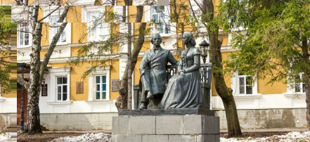 Обложка: Памятник И.Н. и М.А. Ульяновым