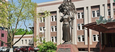 Обложка: Памятник К. Лучко