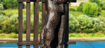 Обложка: Памятник К.Г. Паустовскому в Тарусе