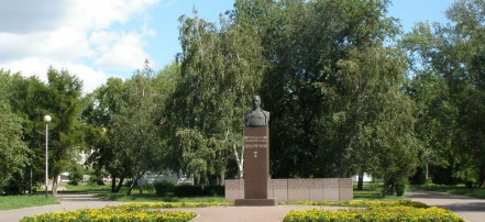 Обложка: Памятник Карбышеву
