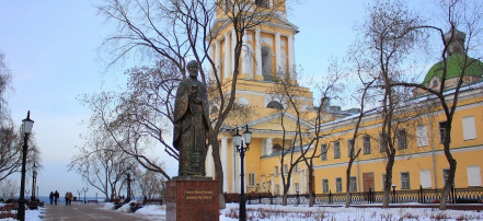 Обложка: Памятник Николаю Чудотворцу