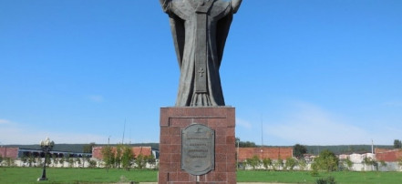 Обложка: Памятник Николаю Чудотворцу