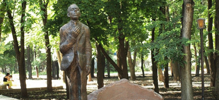 Обложка: Памятник Осипу Мандельштаму