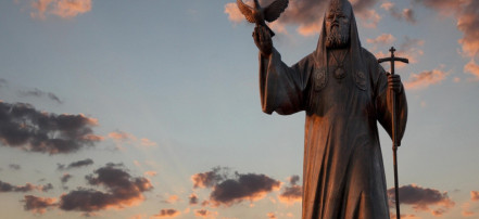 Обложка: Памятник Патриарху Алексию II