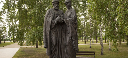 Обложка: Памятник Петру и Февронии Муромским
