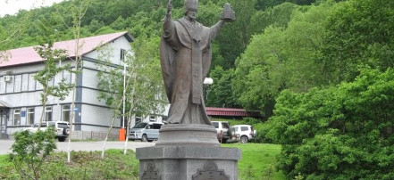 Обложка: Памятник Святителю Николаю Архиепископу Мирликийскому Чудотворцу